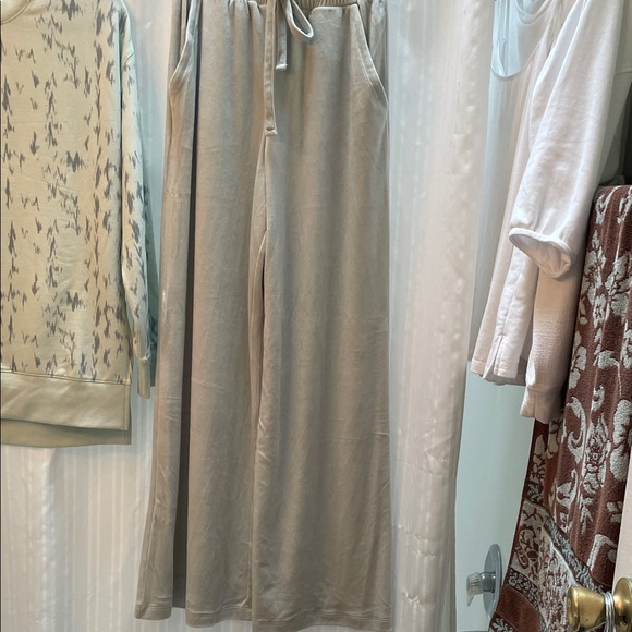 Green Patterned Sweatshirt and Pants Set - Picture 3 of 5